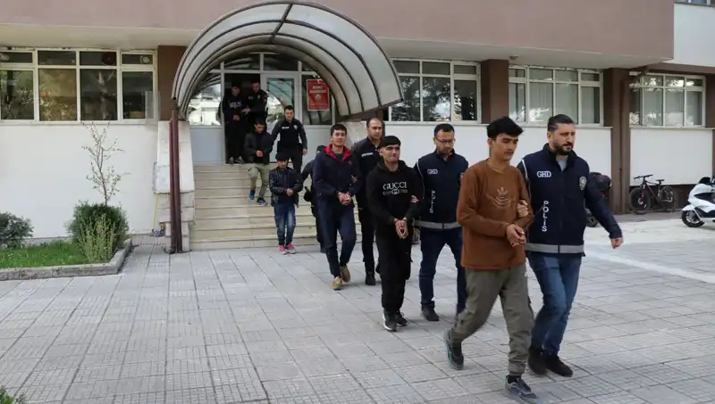 Düzensiz Göçmen Operasyonu: İki İl'de 21 Kişi Yakalandı