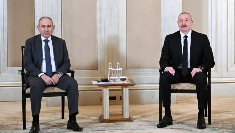 Aliyev ve Paşinyan, Abu Dabi'de Barış Süreci İçin Görüştü