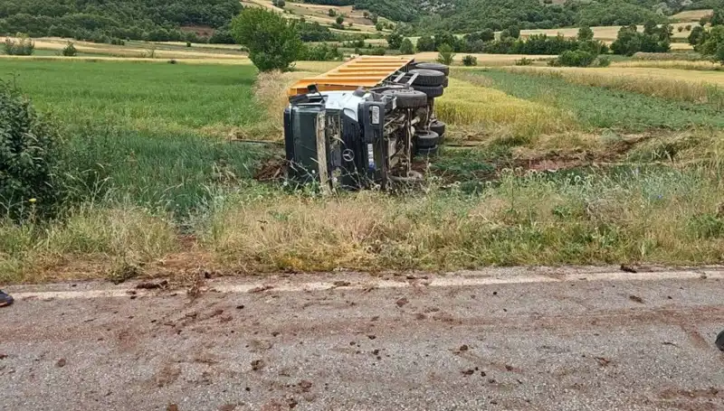 Tokat'ta Feci Kaza: Devrilen Kamyonun Şoföründen Acı Haber!