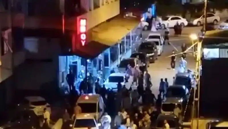 Düğün Çıkışı Stres Dolu Anlar: Kalabalığın İçine Dalmak Ne Demekti?