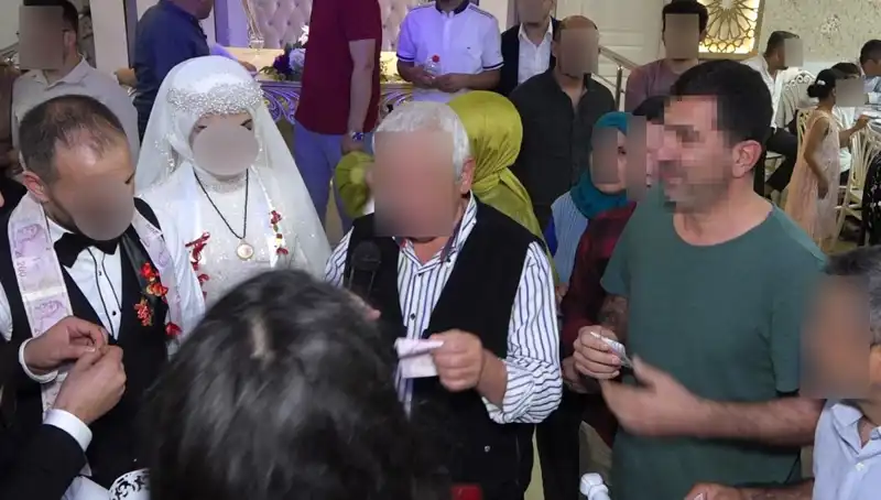 Davetsiz Düğüne Giden Hırsız, Takılarla Kaçarken Yakalandı!