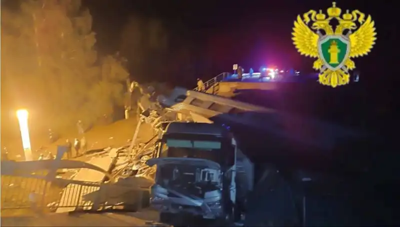 Rusya'da Dehşet Anları: Tren Üzerine Çöken Köprü Can Aldı