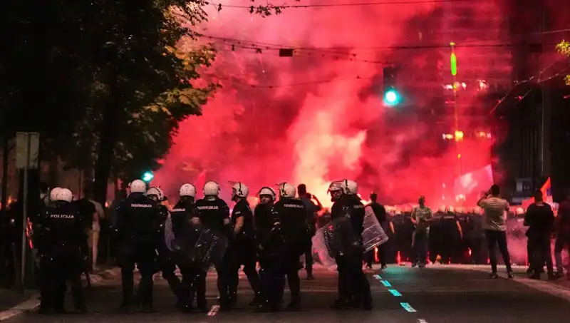 Sırbistan'da Erken Seçim Protestoları: On Binler Sokağa Çıktı, Gözaltılar Yaşandı
