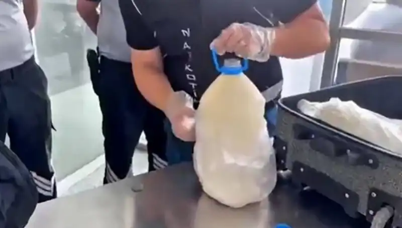 Süt Şişesinde Havalimanında Yakalanan 12 Kilo 800 Gram Uyuşturucu İfşa Oldu