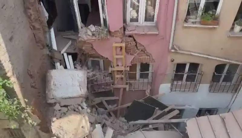 İstanbul'da Üç Katlı Bina Balkonunun Çökmesi Olayı Çocukları Etkiledi