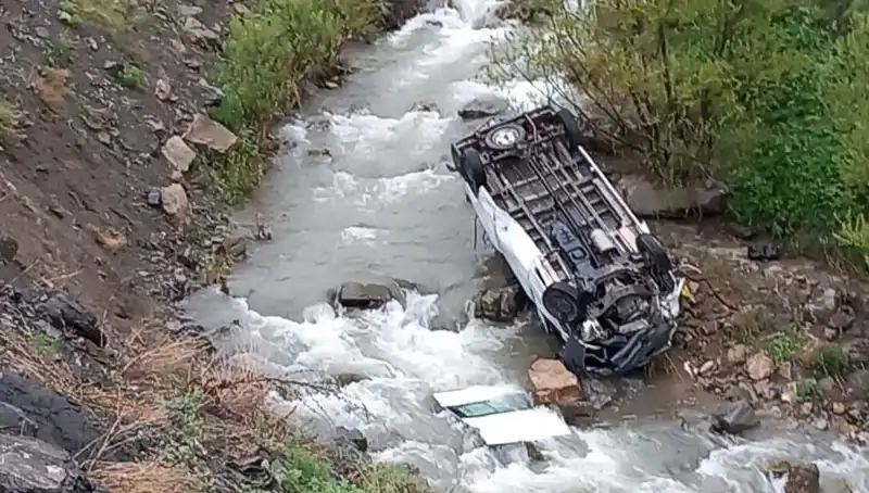 Hakkari'de Minibüs Devrildi: Derede Can Pazarı Oldu, İki Kişi Hayatını Kaybetti!