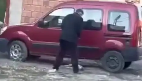 Sokakta Köpeğe Şiddet Uygulayan Kişi Yakalandı, Yerel Halk Şokta!