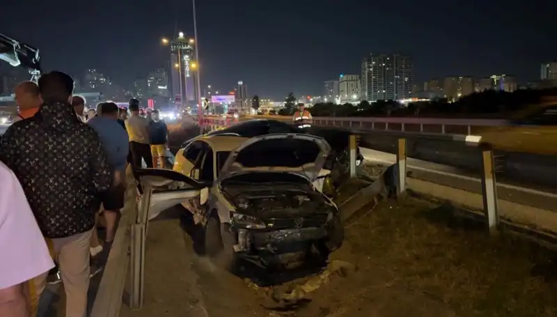 İki Otomobilin Kontrolü Kaybettiği Kazada Yol Ayrımındaki Boşluğa Düşme Anı