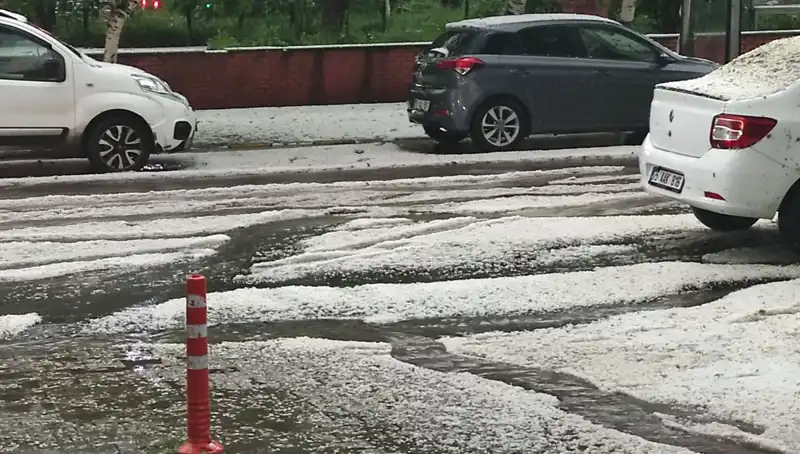 Ardahan'da Dolu Felaketi: Beyaz Bir Şehir Manzarası Ortaya Çıktı
