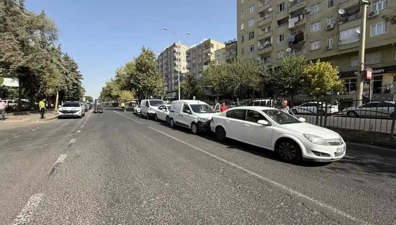 Diyarbakır’da Feci Kaza: 5 Araç Birbirine Girdi, Yaralılar Hastaneye Sevk Edildi