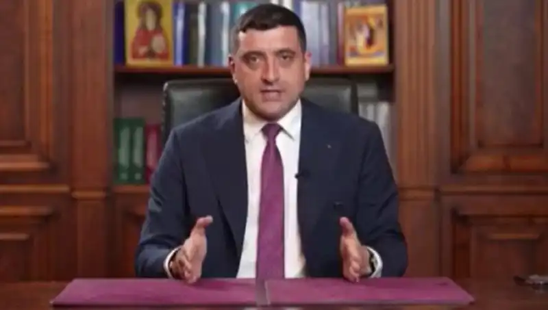 Romanya'da Seçim Yarışında Aşırı Sağcı Aday İleriye Taşınıyor