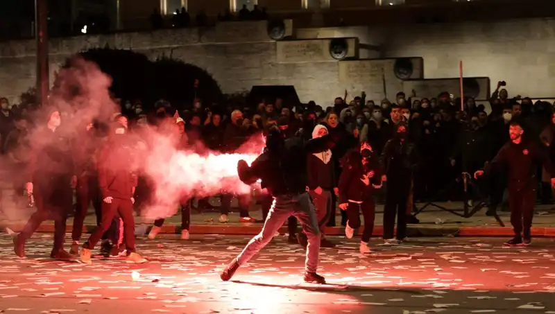 Yunanistan’da Gensoru Krizi: Atina Sokaklarında Protesto Gösterileri Tırmanıyor
