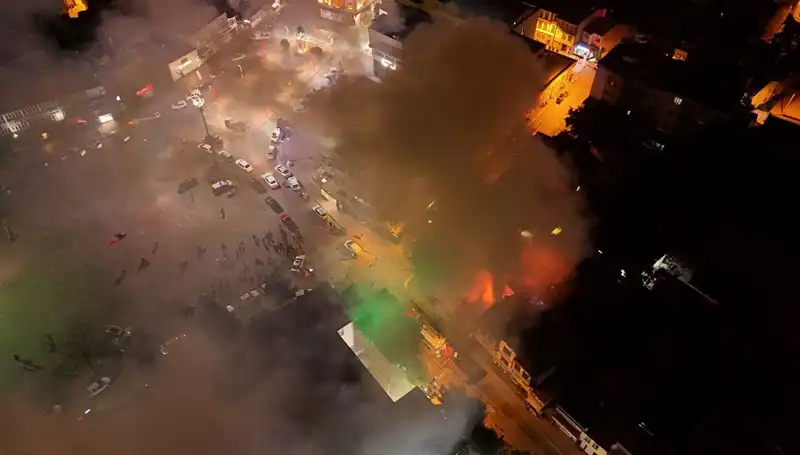 Tavşanlı'da Gece Yarısı Yangın Panik Yarattı, Alevler Gökleri Aydınlattı