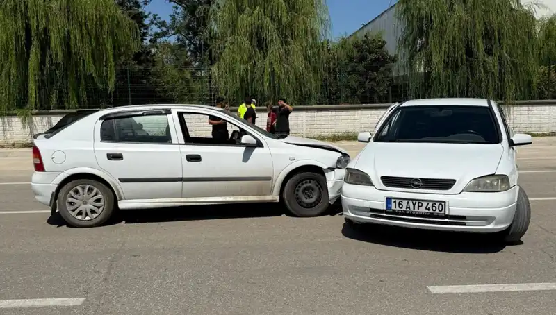 İki Otomobil Çarpıştı: Bölgedeki Kaza Sonrası İki Yaralı Var
