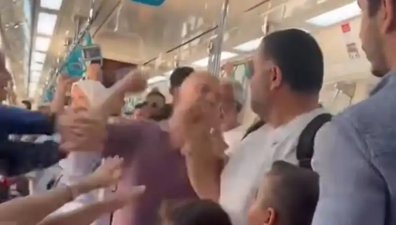 Marmaray Raylarında Yüzlerce Yolcunun Gözleri Önünde Yumruklu Kavga: Detaylar Ortaya Çıktı