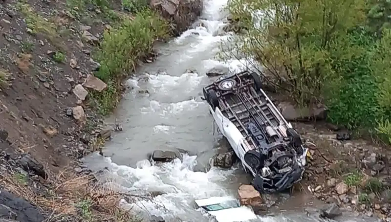 Hakkari'deki Trafik Kazası: Minibüs Devrildi, İki İşçi Hayatını Kaybetti