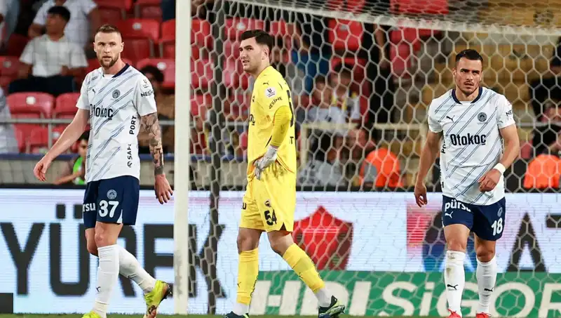 Fenerbahçe'nin Çöküşü: Sosyal Medyada Tepkiler Çığ Gibi Büyüyor
