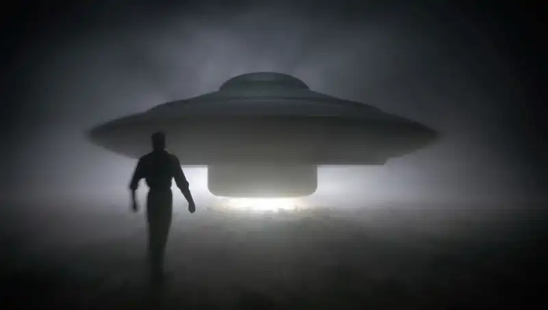 UFO Uzmanı: Uzaylılar Masum İnsanları Hedef Alıyor!