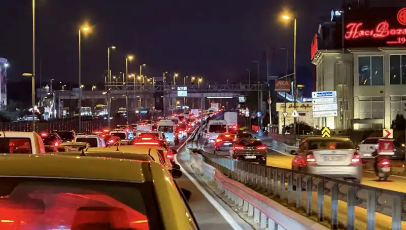 Yenibosna'da Metrobüs Yaya Üst Geçidi Çalışmaları Başladı: Yeni Dönem Başlıyor!