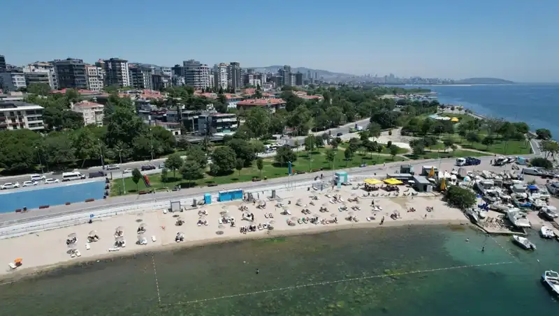 İstanbul'da Sıcak Hava Dalgası: Caddebostan Sahili Neden Dolup Taşıyor?