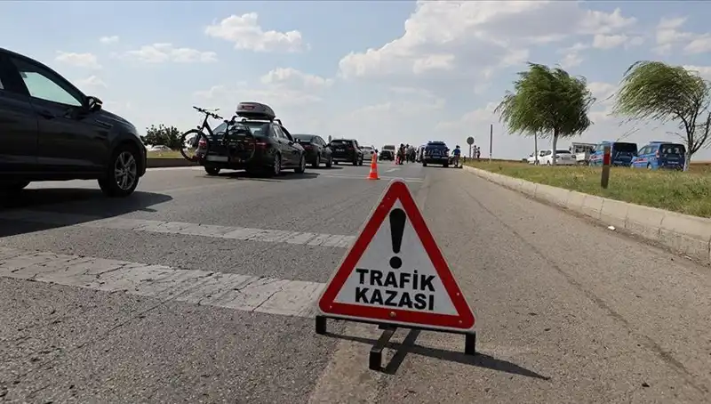 Adana'da Kamyon Otoyolda Otomobille Çarpıştı: 1 Ölü, 1 Yaralı