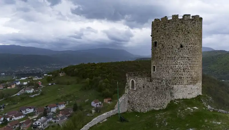 Bosna Hersek'in Tarihi Sokolac Kalesi, Geçmişi ve Bugünüyle Ziyaretçilerini Bekliyor