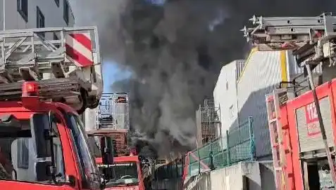 Tuzla'da Fabrika Yangını: Kontrol Altında, Tehlike Geçti!