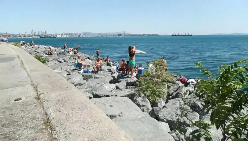 İstanbul’da Hava Sıcaklıkları Yeniden Yükseldi, Sahiller Dolup Taştı