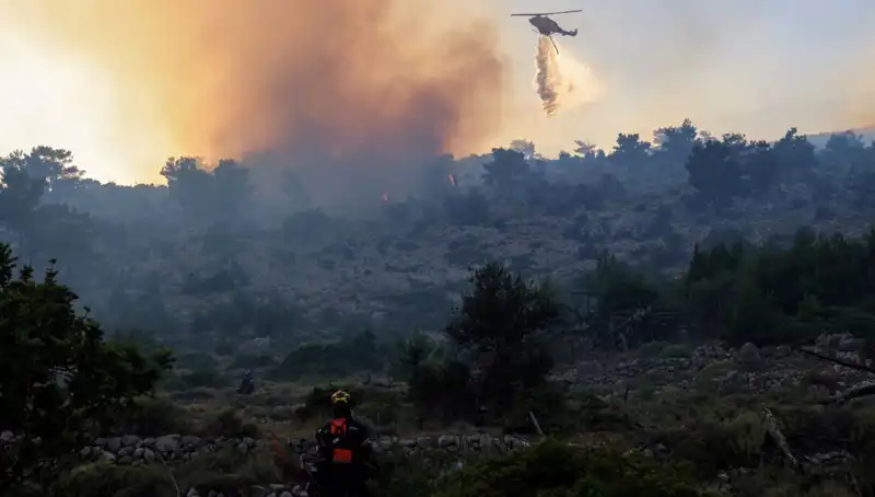 Eğriboz Adası’nda Orman Yangını: İki Köy Tahliye Edildi, Tehlike Büyüyor!