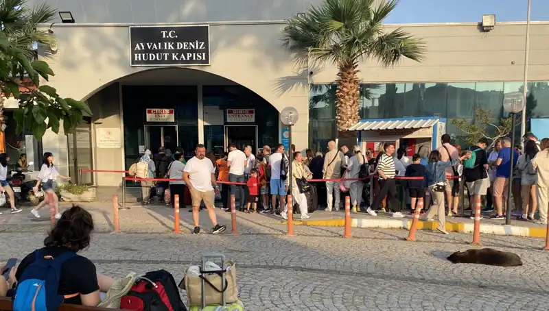 Bayramda Midilli Adası'na Yoğun İlgi: Tatilciler Ada'yı Doldurdu
