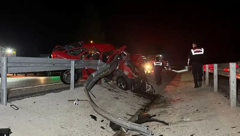 Bariyerlere Çarpan Otomobilde Feci Kaza: 2 Hayatını Kaybetti