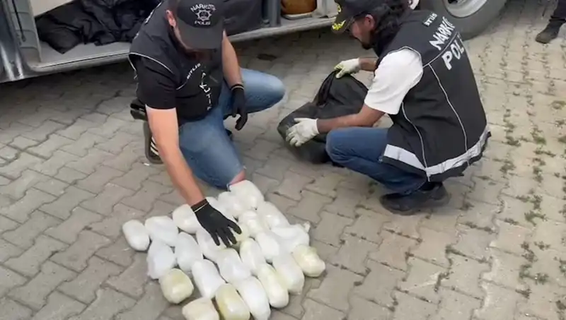 Yolcunun Valizinde Yakalanan 13 Kilo Metamfetamin İle Şok Gelişme