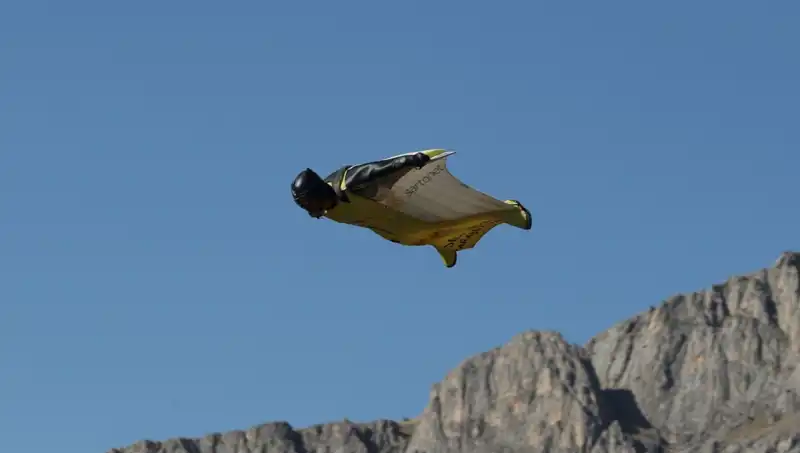 Erzincan'da Adrenalin Dolu Anlar: Yarasa Adam 250 Kilometre Hızla Havalandı!