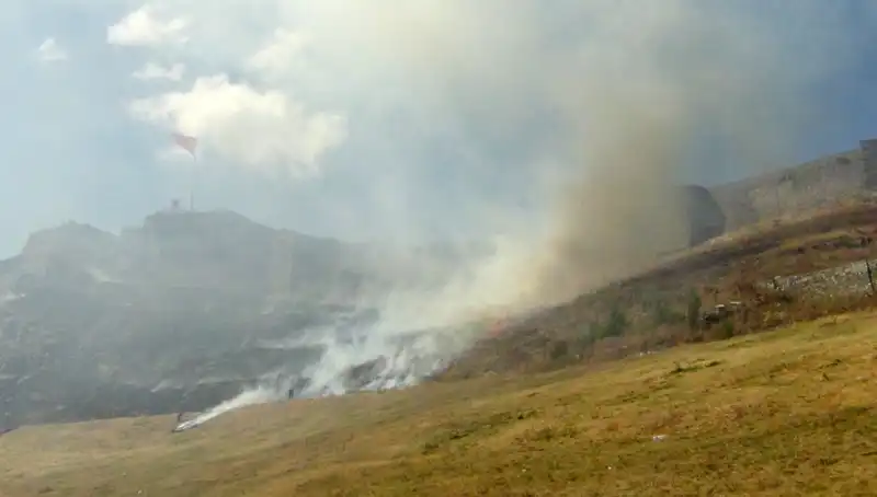 Kars Kalesi'nin Eteklerinde Meydana Gelen Anız Yangını, Hızla Yayılıyor