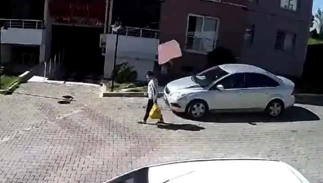 Çatısından Düşen Fayanstan Saniyelerle Kurtulan Genç Kadının Şansı
