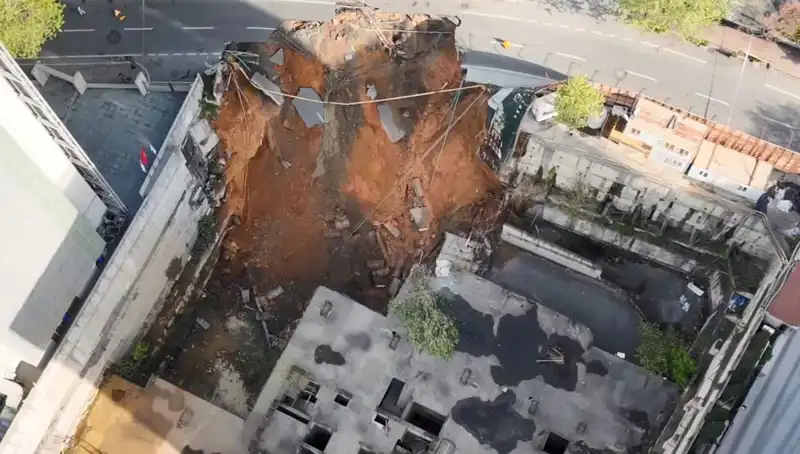 Sarıyer'de Yol Çökmesi: Acil Önlemler Alındı, Cadde İki Yönlü Trafiğe Kapandı