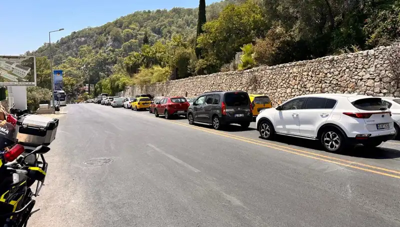 Fethiye-Ölüdeniz Yolu Tatilcilerle Dolduruldu: Üç Kilometrelik Kuyruk Oluştu