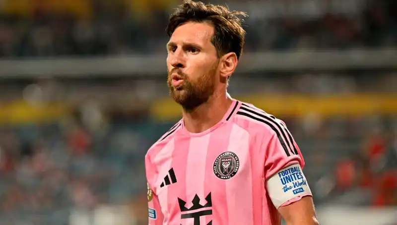 Messi'nin Takımında İlk Maç; Direkten Dönen Şutla Başladı!