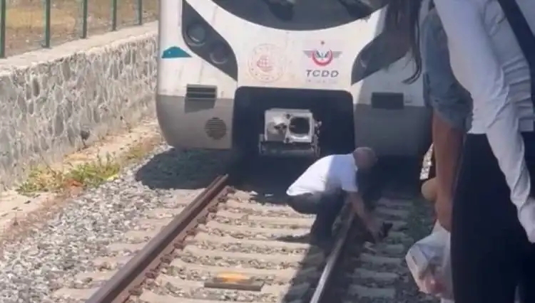 Raylardaki Kediyi Fark Eden Makinistten Örnek Davranış: Marmaray'ı Durdurdu