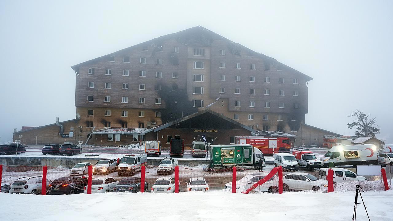 Kartalkaya'da Otel Yangınında Ekipler Müdahale Ediyor