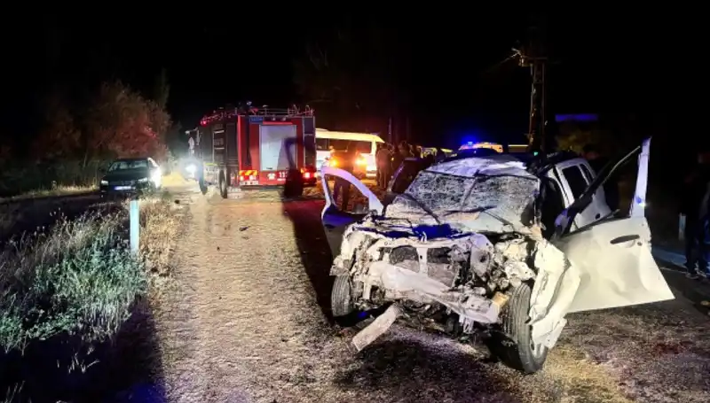 Çiftlik Yolu Üzerinde Ciple Traktör Çarpıştı, 5 Yaralı
