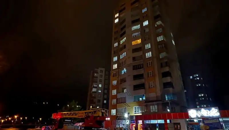 Yıldırım Düşen Apartmanın Çatısında Neler Yaşandı?