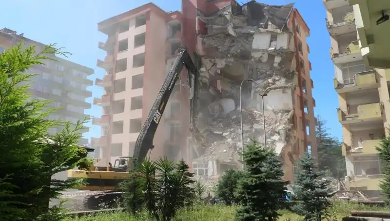 Dalgalar Değil Deprem: İki Bina Yıkılmaya Başlandı, Peki Neden?