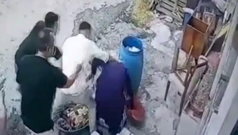 Başakşehir'de Bidon Nedeniyle Baba-Oğul Kavgası: 58 Yaşındaki Kadına Şok Darbe