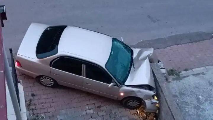 Kontrolü Kaybeden Araç Duvara Çarparak Büyük Kaza Yarattı!