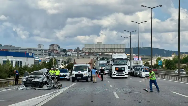 Otoyolda Büyük Kaza: Üç Kişi Araçta Sıkıştı, Trafik Aksadı