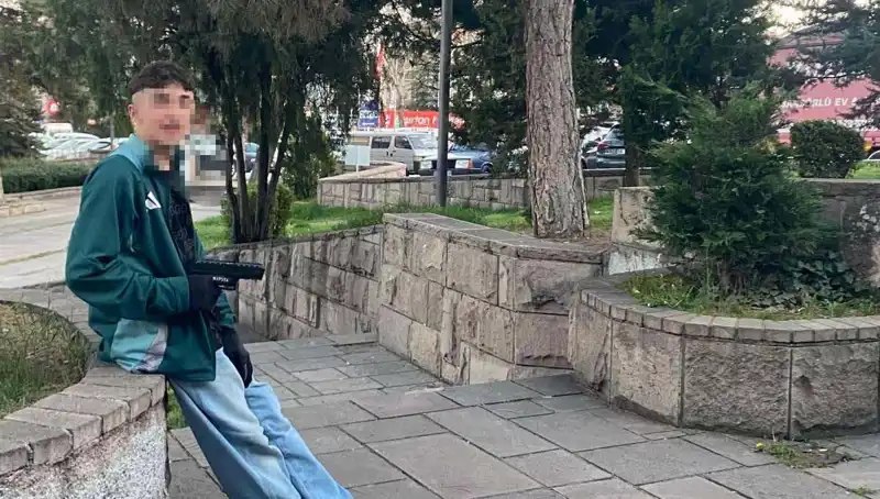 Yol Verme Kavgası Kanlı Bitti: Aile Camiasında Dört Gözaltı