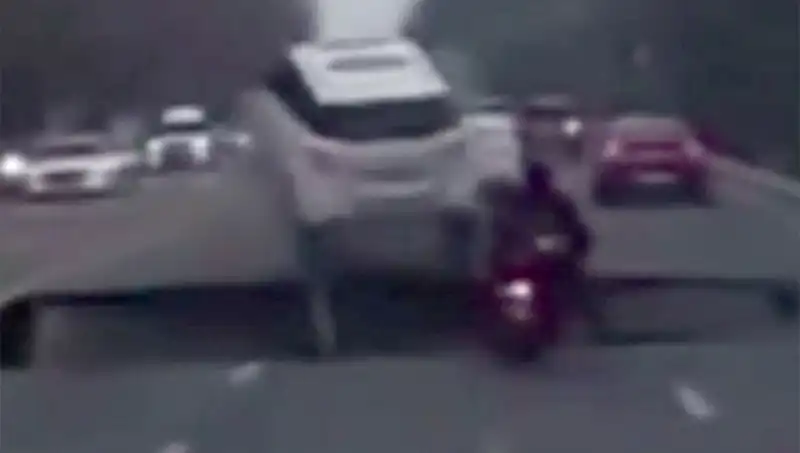 Güney Kore Otoyolunda Dev Çukur: Motosiklet İçin Korkunç Bir Tuzak Oluştu