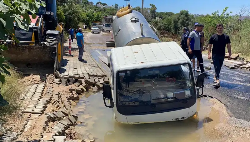 Bodrum'da Su Hattı Patladı, Tanker Çukura Düştü: Vatandaşlar Tedirgin