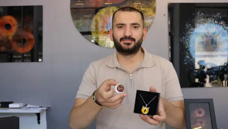 İris Fotoğraflarını Takı ve Tabloya Dönüştüren Sanatçı: ''Ben İlk Yaptım!''